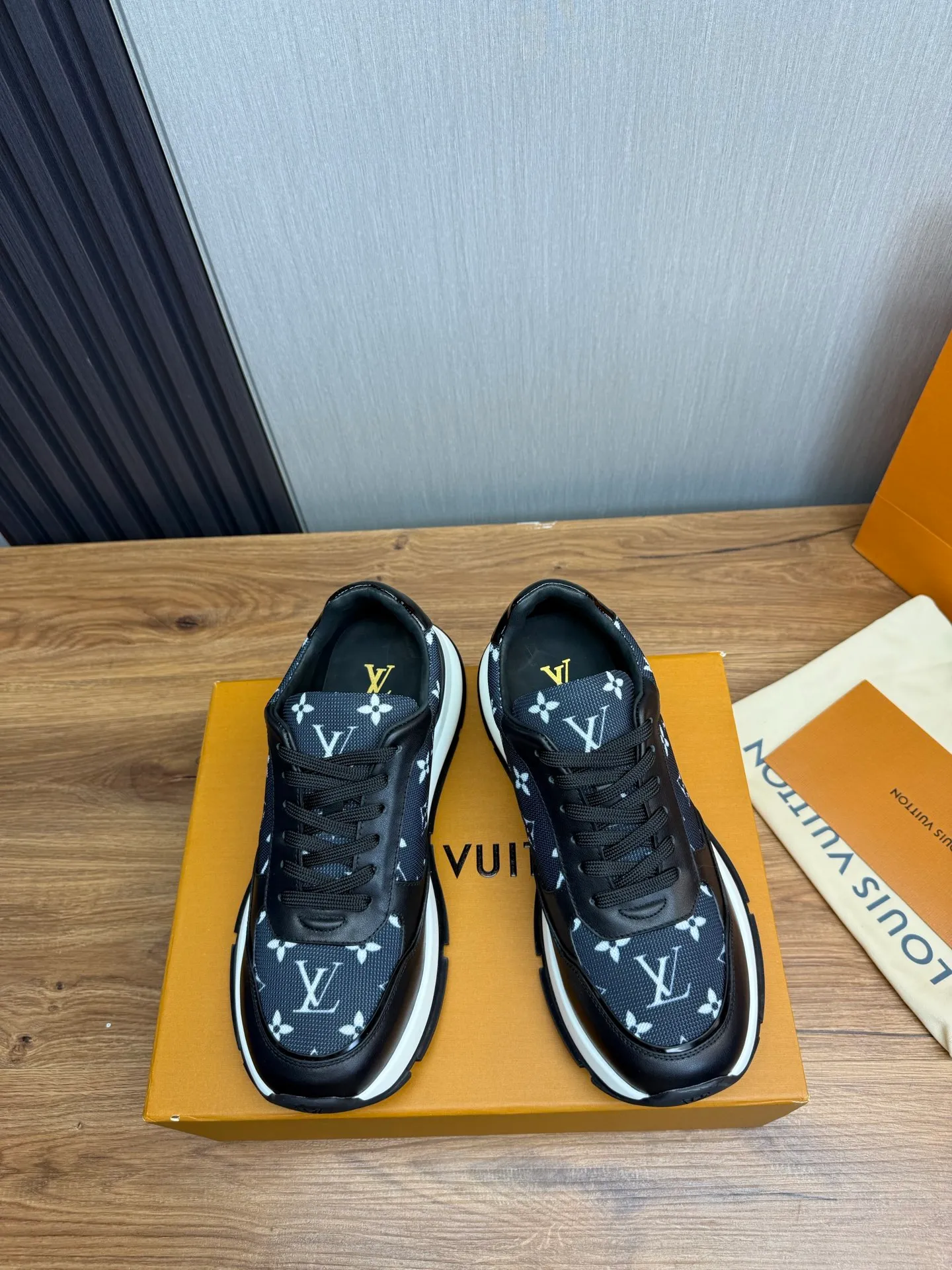 Men's shoes 💰800💰 LOUIS VUITTON [Luden Yiwei] Brand new trendy Lv is on the market 🎁, casual and fashionable men's shoes 👟Original 1:1 shipment✅ The upper is made of imported brand leather + cowhide lining, the original wear-resistant rubber outsole, the version is simple and elegant, exclusive for trendy men. 38-44 (customized at 38.45)